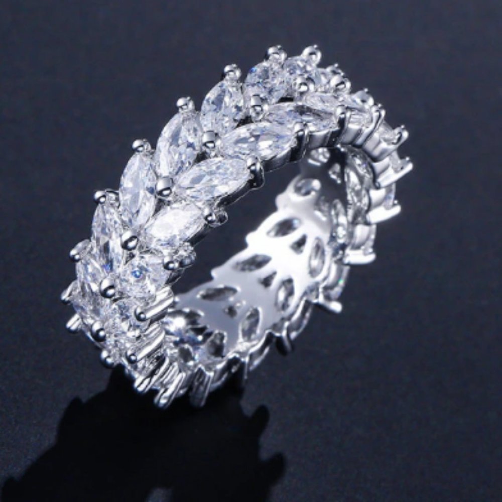 Luxurious Fashion Ring, Size 8, NWT